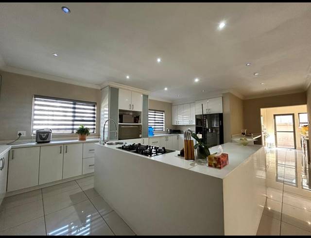 4 BEDROOM HOUSE FOR SALE IN BLUE VALLEY GOLF ESTATE